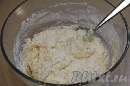 Добавляя муку, учитывайте, что творожно-сырное тесто для вафель должно получиться в меру густым. Соль в состав теста я не добавляла, так как сыр достаточно солёный.