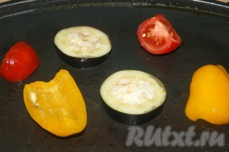 Овощи нарезать и запечь на гриле с двух сторон (на костре овощи запекаются целиком, нанизанные на шампуры).