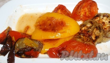 Мокрыми руками быстро снять обуглившуюся кожицу с овощей.