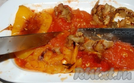 Очищенные овощи мелко порубить двумя ножами.