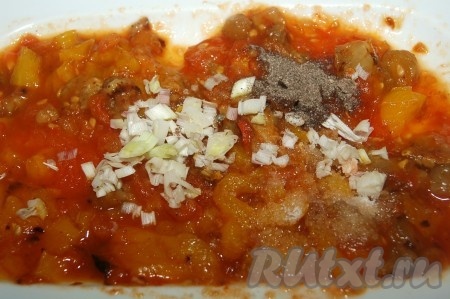 Добавить соль, перец, растительное масло, мелко порубленный чеснок и по желанию уксус.