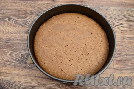 Выпекать шоколадный бисквит, замешанный на желтках, в разогретой до 180 градусов духовке в течение 35 минут. Готовность бисквита можно проверить при помощи сухой деревянной зубочистки. Для этого проткните зубочисткой бисквит в середине до дна. Если зубочистка после этого останется сухой, значит выпечка готова.