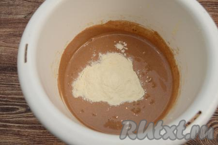 Затем всыпать в чашу разрыхлитель и грамм 30 муки. Вмешать полностью муку в тесто при помощи лопатки.