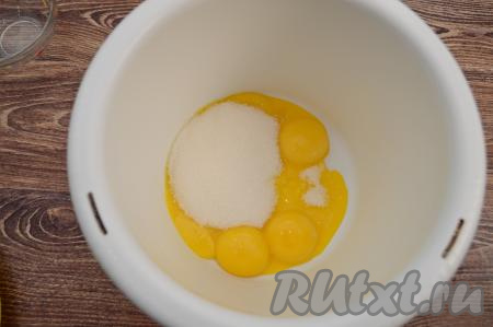 В чашу, в которой будет удобно взбивать миксером, выложить желтки и сахар. У меня были желтки от яиц размера С0.