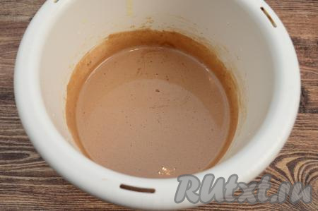 Перемешать какао с желтковой массой на небольших оборотах миксера.