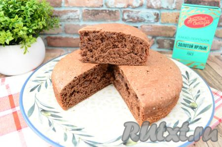 Воздушный, мелкопористый, ароматный шоколадный бисквит, приготовленный на яичных желтках, можно нарезать на кусочки и подать к чаю. А можно нарезать его на коржи, прослоить любимым кремом и у вас получится отличный домашний торт. Готовится эта выпечка и просто, и быстро, из вполне доступных продуктов, а получается очень вкусной.