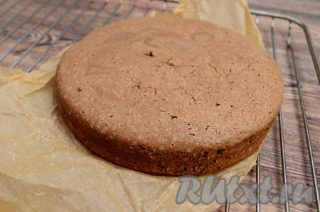 Готовый бисквит достать из духовки, остудить 5 минут, затем вынуть его из формы и полностью остудить, переложив на решётку.