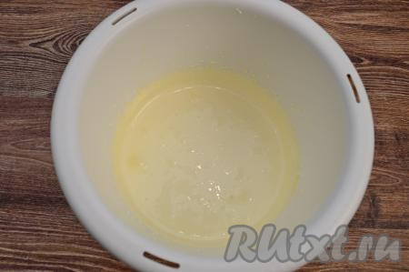 Взбить желтки с сахаром на максимальных оборотах миксера в течение 5 минут. Желтковая масса в процессе взбивания увеличится в объёме и побелеет. Влить воду, перемешать её с желтковой массой на небольших оборотах миксера.