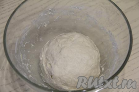 Вымешивать тесто не менее 7 минут, добавляя муку только по мере необходимости и каждый раз тщательно вмешивая её. Добавляя муку, учитывайте, что дрожжевое тесто для расстегаев должно получиться нежным, мягким, практически не липнущим к рукам. Муки может потребоваться чуть больше или меньше, чем указано в ингредиентах, поэтому я советую ориентироваться не на количество муки, а на консистенцию замешиваемого дрожжевого теста.