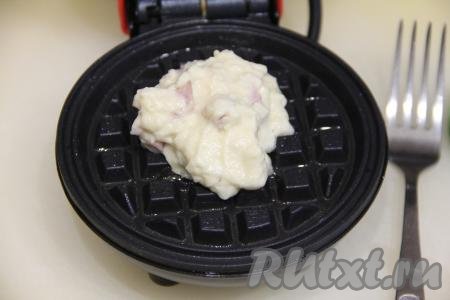 Панели электровафельницы смазать растительным маслом. Разогреть электровафельницу. Выложить 1 столовую ложку теста, закрыть вафельницу, выпекать вафлю с ветчиной и сыром до золотистости. Продолжительность выпечки зависит от мощности вашей вафельницы. 