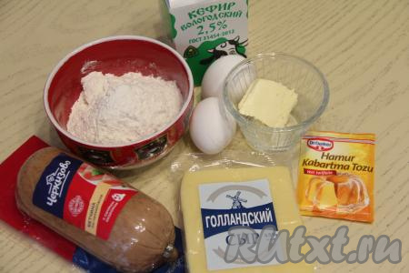 Подготовить продукты для приготовления венских вафель с ветчиной и сыром в электровафельнице. Кефир для замешивания теста для вафель можно взять любой жирности (я купила жирностью 2,5%). Сливочное масло растопить (я растопила в микроволновке), дать остыть.