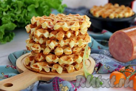 Мягкие, нежные, сытные венские вафли, приготовленные с ветчиной и сыром в электровафельнице, к столу можно подать и тёплыми, и полностью остывшими. Уверена, такая несладкая выпечка многим придётся по вкусу!