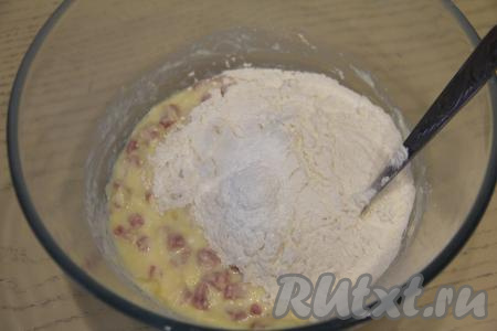 Всыпать разрыхлитель и грамм 70 просеянной муки, перемешать тесто для вафель вилкой до однородности.