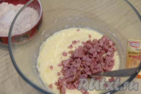 Затем добавить ветчину, нарезанную на мелкие кубики.