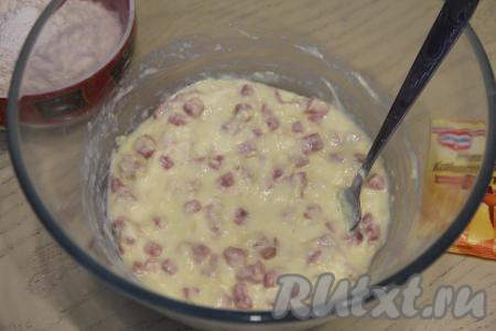 Перемешать массу вилкой.