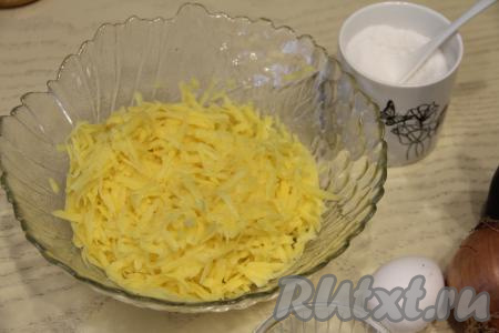 Картошку натереть на крупной тёрке. Беря понемногу в руки картофельную массу, отжать из неё лишний сок.&nbsp;
