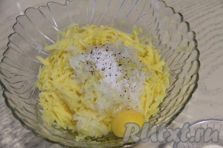 В миску с картофелем и луком добавить соль и чёрный молотый перец.