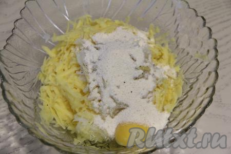 Всыпать манку, добавить сырое яйцо.