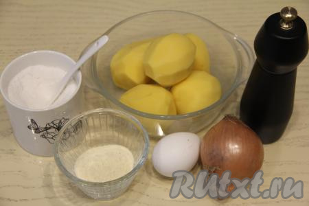 Подготовить продукты для приготовления картофельных драников с манкой вместо муки. Лук и картошку почистить.&nbsp;