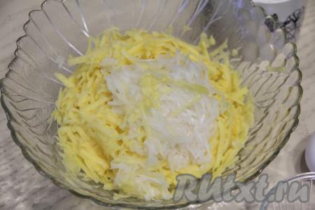 В миску с картофельной массой, отжатой от лишнего сока, добавить лук, натёртый на крупной тёрке.