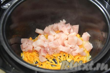 Куриное филе нарезать на небольшие кубики, добавить к обжаренным овощам в чашу мультиварки, перемешать.