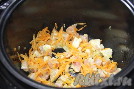 Обжарить куриное мясо с овощами в течение 5 минут, иногда помешивая.