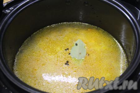 Влить 1,5 литра воды, добавить соль (всыпая соль, не забывайте учитывать степень солёности квашеной капусты, которую вы используете), лавровый лист и специи по вкусу. Выставить режим "Суп" на 1 час, закрыть крышку мультиварки.