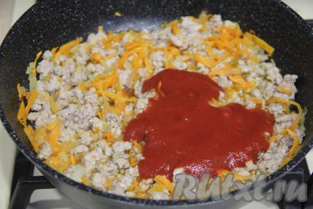 К фаршу, обжаренному с овощами, влить получившийся томатный соус, перемешать.