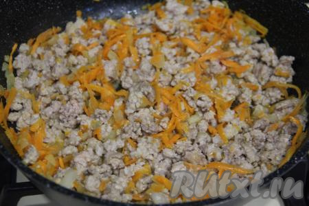 Жарить фарш с овощами минут 8-10, достаточно часто разбивая комочки мяса.