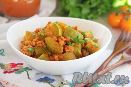 Вкусные, сочные тушёные кабачки с фаршем разложить по тарелкам и в тёплом виде подать аппетитное, сытное блюдо к столу.