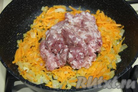 В сковороду с обжаренными овощами выложить фарш, сразу перемешать.