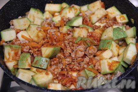 Накрыть сковороду крышкой и тушить кабачки с фаршем на медленном огне в течение 15 минут, периодически перемешивая.