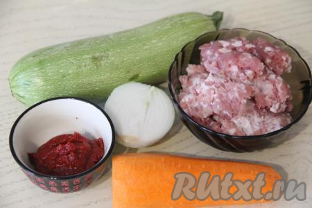 Подготовить продукты для приготовления кабачков, тушёных с фаршем на сковороде. Фарш для этого блюда можно взять любой, я использовала фарш из свинины. Лук и морковь почистить.