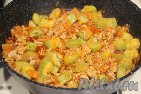 Готовность блюда проверяйте по кабачкам, они должны стать достаточно мягкими, легко прокалываться вилкой.