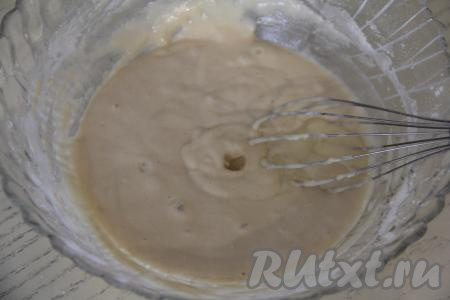 Перемешать тесто венчиком, оно должно получиться в меру густым, однородным.