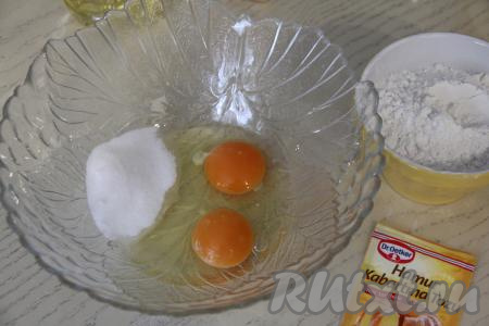 В миску вбить яйца, всыпать сахар.