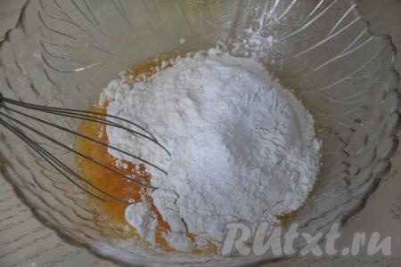 Всыпать муку и разрыхлитель.