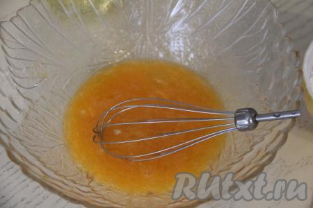 Взбить яичную массу венчиком в течение 2-3 минут (до растворения сахара).&nbsp;