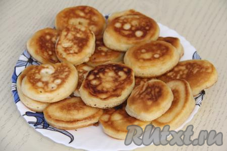 Готовые оладьи со сковороды можно выкладывать вначале на бумажные полотенца, чтобы убрать остатки масла, а затем перекладывать на тарелку для подачи. Периодически перемешивая тесто и добавляя в сковороду по мере необходимости растительное масло, постепенно пожарить все оладушки. Из указанного количества ингредиентов обычно получается 18-19 аппетитных оладий.