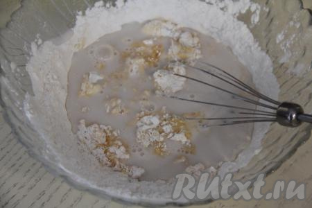 Перемешать тесто для оладий до однородности, влить миндальное молоко.