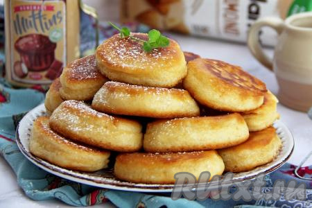 Воздушные, вкусные, пышные оладьи, приготовленные на миндальном молоке, подать к столу тёплыми, дополнив мёдом, сметаной или вареньем.