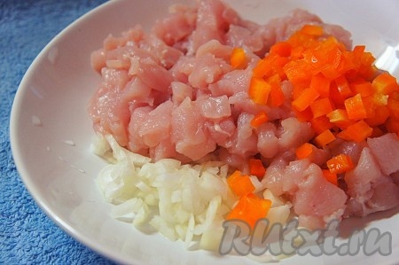 Мелко нарезать куриное филе, сладкий перец, очищенный репчатый лук.
