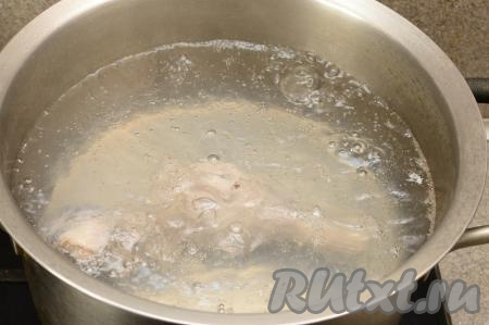 Части курицы на кости (у меня - куриные крылышко и ножка) промыть водой, выложить в кастрюлю, залить 2 литрами воды и поставить на достаточно сильный огонь. После закипания воды, убрав с поверхности пену, варить 25-30 минут (до готовности мяса). Затем убрать кастрюлю с бульоном с огня. Достать кусочки курицы из бульона, выложить на тарелку, дать немного остыть. Бульон, если необходимо, процедить, вернуть в кастрюлю. Поставить кастрюлю с бульоном на огонь.