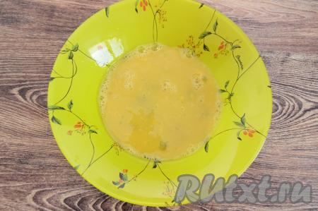 Взбить яйцо с солью вилкой до однородности.