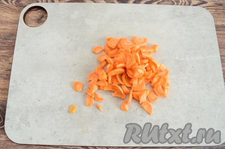Пока бульон закипает, очищенную морковь нарезать на полукружочки (или брусочки).