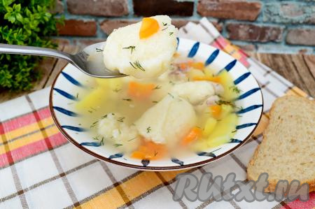 Аппетитный, вкусный куриный суп с нежными, воздушными клёцками из манки разлить по тарелкам и, посыпав мелко нарезанной зеленью, подать к столу.