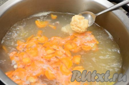 Опустить в суп чайную ложку, чтобы она согрелась (это нужно для того, чтобы от неё в дальнейшем лучше отделялось тесто). Затем сразу набирать по половине чайной ложки манного теста и опускать в суп с курицей. Тесто легко отделяется от горячей ложки.