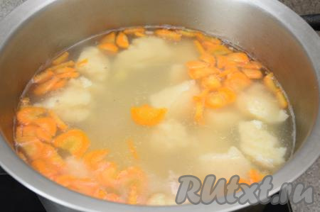 Довести куриный суп с манными клёцками до кипения, уменьшить огонь, варить 5 минут и убрать с огня. 