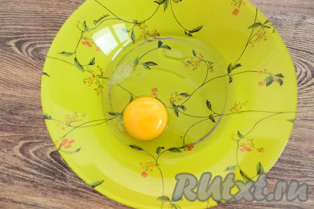 Как только отправили овощи вариться, сразу нужно замесить манное тесто для клёцек. Для этого в глубокую тарелку нужно разбить сырое яйцо, всыпать щепотку соли.