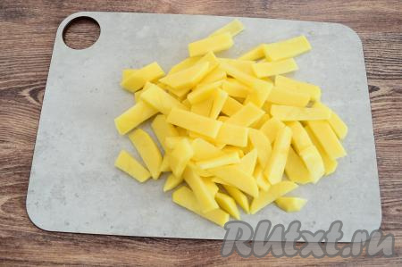 Картошку очистить, нарезать на средние брусочки. В кастрюлю с закипевшим куриным бульоном выложить нарезанные картофель и морковь, посолить. Снова дать куриному бульону закипеть, а после этого варить на небольшом огне 15-20 минут (до готовности картошки и морковки).